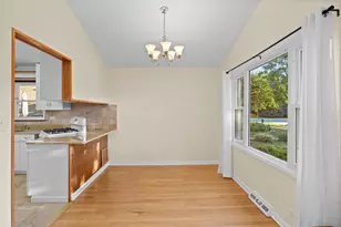 9752 Tripp Ave, Skokie, IL 60076 - Photo 6