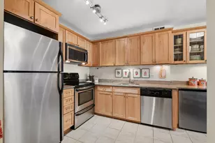 260 E Chestnut St, Chicago, IL 60611 - Photo 6