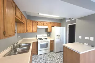 3023 Jamestown Ct, Streamwood, IL 60107 - Photo 2