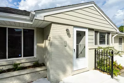 7261 N East Prairie Road, Lincolnwood, IL 60712 - Photo 2