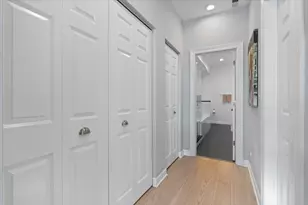 363 W Superior St, Chicago, IL 60654 - Photo 18