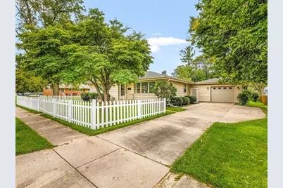 611 E 6th Street, Belvidere, IL 61008 - Photo 2
