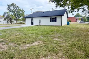868 E 2nd St, Centralia, IL 62801 - Photo 2