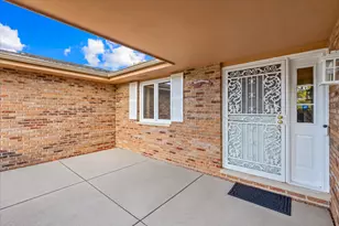 105 Haverhill Ln, Schaumburg, IL 60193 - Photo 2