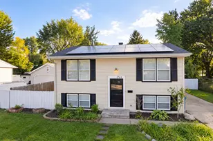 711 Southwind Dr, Carpentersville, IL 60110 - Photo 1