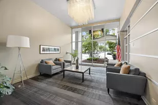 555 W Cornelia Ave, Chicago, IL 60657 - Photo 2