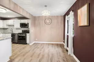 210 Glasgow Ln, Schaumburg, IL 60194 - Photo 6