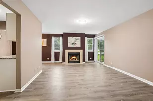 210 Glasgow Ln, Schaumburg, IL 60194 - Photo 4