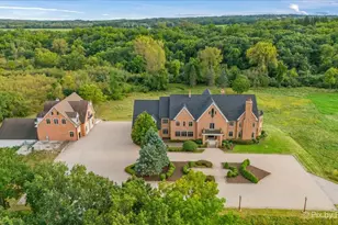 5N719 Castle Dr, Saint Charles, IL 60175 - Photo 2
