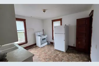 1002 Oak Avenue S, Freeport, IL 61032 - Photo 8