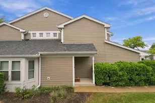 20 Sarahs Grove Ln, Schaumburg, IL 60193 - Photo 2
