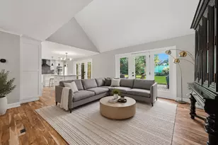 10S381 Jamie Ln, Willowbrook, IL 60527 - Photo 8