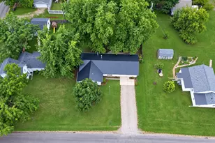 404 E Oak St, Leroy, IL 61752 - Photo 4
