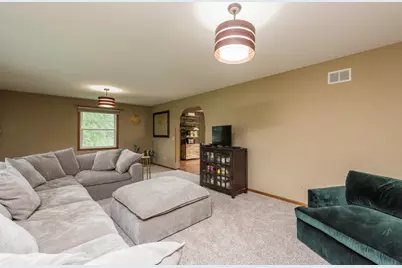 542 Meadow Court, Winthrop Harbor, IL 60096 - Photo 6