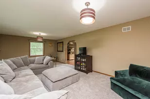 542 Meadow Ct, Winthrop Harbor, IL 60096 - Photo 6