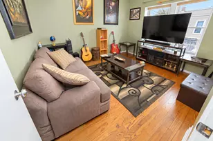 1021 E 46th St, Chicago, IL 60653 - Photo 14