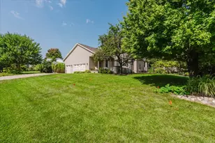 19598 Nottingham Dr, Bloomington, IL 61705 - Photo 2