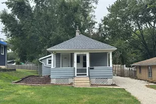 219 SW Circle Dr, Joliet, IL 60433 - Photo 2