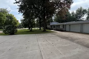 10083 Elizabeth Rd, Bloomington, IL 61705 - Photo 2