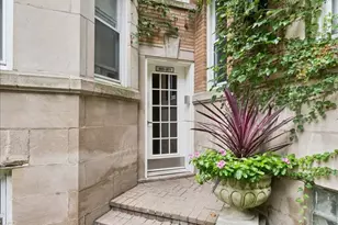 871 W Cornelia Ave, Chicago, IL 60657 - Photo 2