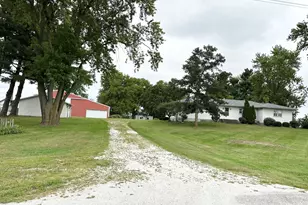 1698 E 1400 North Rd, Watseka, IL 60970 - Photo 2