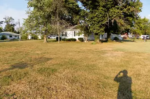 210 E 4th St, Hoffman, IL 62250 - Photo 30