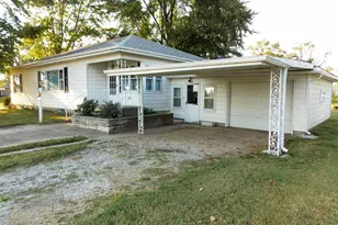 210 E 4th St, Hoffman, IL 62250 - Photo 2