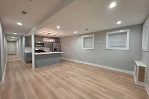 2442 W Wilson Ave, Chicago, IL 60625 - Photo 2