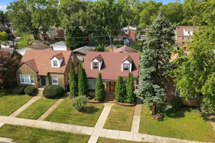 8818 S Sacramento Ave, Evergreen Park, IL 60805 - Photo 2