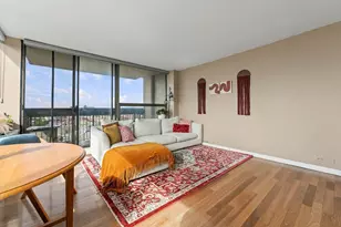 1355 N Sandburg Terrace, Chicago, IL 60610 - Photo 4