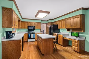 717 Queens Gate Cir, Sugar Grove, IL 60554 - Photo 6
