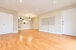 9374 Bay Colony Dr, Des Plaines, IL 60016 - Photo 8