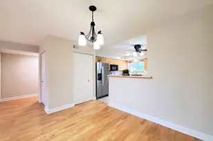 9374 Bay Colony Dr, Des Plaines, IL 60016 - Photo 10