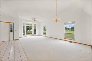 664 Mayfair Dr, Carol Stream, IL 60188 - Photo 6