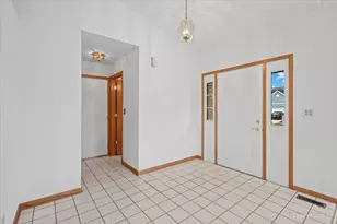 664 Mayfair Dr, Carol Stream, IL 60188 - Photo 4