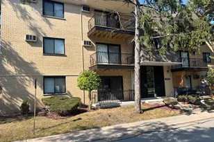 10S472 Echo Ln, Willowbrook, IL 60527 - Photo 1