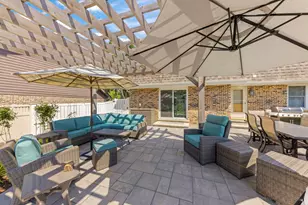 609 Honey Locust Ln, Darien, IL 60561 - Photo 2