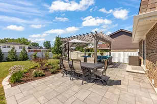609 Honey Locust Ln, Darien, IL 60561 - Photo 32
