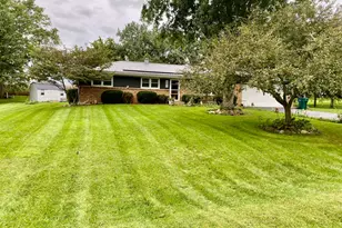 8556 E Valley View Dr, Stillman Valley, IL 61084 - Photo 4