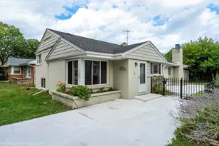 7261 N East Prairie Rd, Lincolnwood, IL 60712 - Photo 1