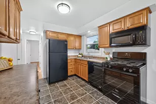 1124 Townsend St, Sycamore, IL 60178 - Photo 10