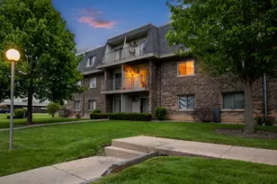 876 Blossom Ln, Prospect Heights, IL 60070 - Photo 1