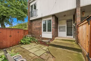 1174 E 53rd St, Chicago, IL 60615 - Photo 2