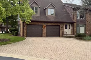 44 Queens Ct, Westchester, IL 60154 - Photo 1