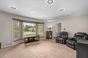 556 Westminster Pl, Mundelein, IL 60060 - Photo 4