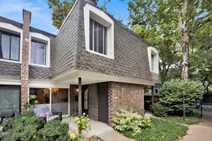 1635 W Belle Plaine Ave, Chicago, IL 60613 - Photo 1