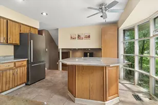 211 W Pickwick Rd, Arlington Heights, IL 60005 - Photo 2