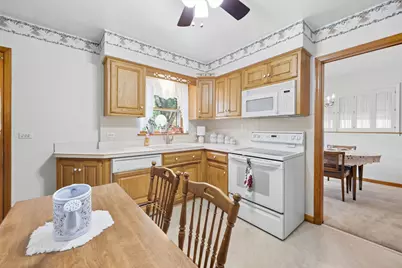 422 W Larkdale Lane W, Mount Prospect, IL 60056 - Photo 2