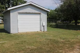 321 Country Club Ln, Centralia, IL 62801 - Photo 6