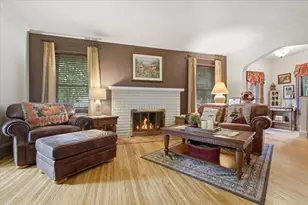 2014 E Jackson St, Bloomington, IL 61701 - Photo 2